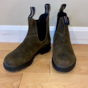 Blundstones original suede boot in dark olive. Unisex.